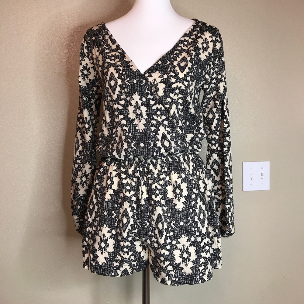 ONE CLOTHING Spring Longsleeve Pocket Romper XS